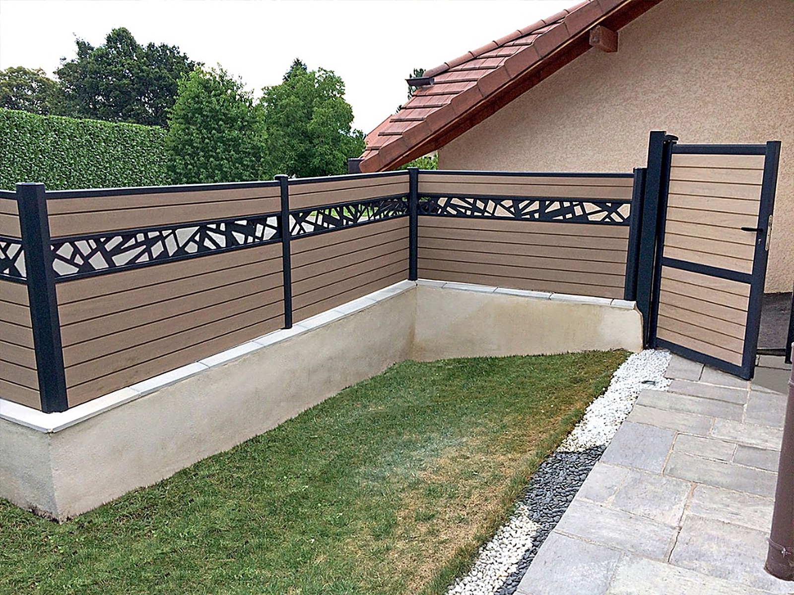 Décor ajouré pour clôture composite