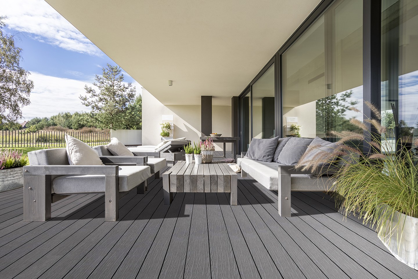 Terrasse en bois composite installée devant une maison