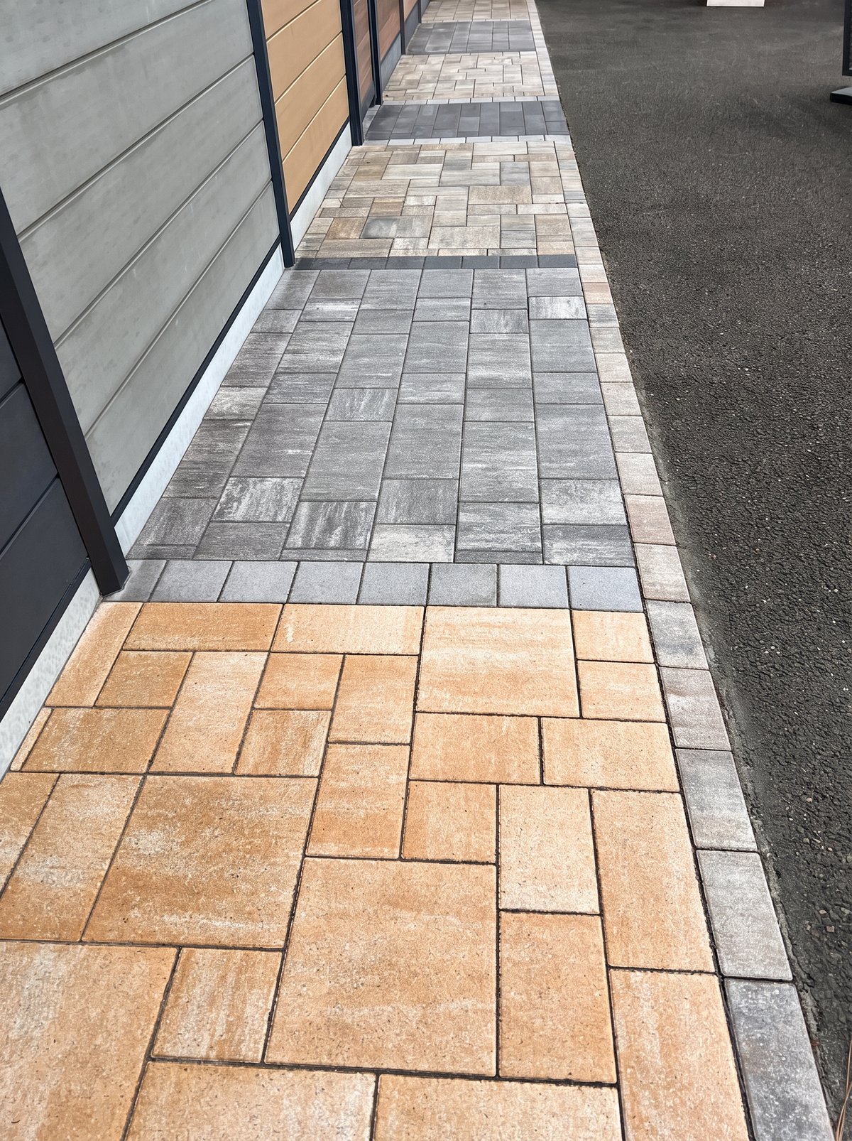 Pavés béton posés au sol dans différentes nuances au jardin d’exposition